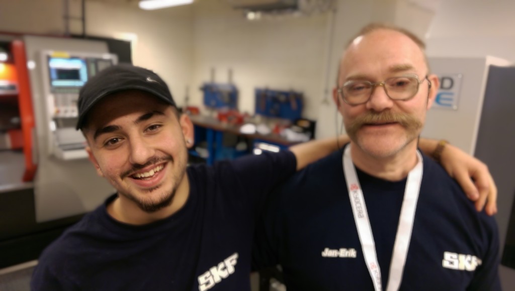 Vi brukar ha en mycket bra stämning mellan lärare och elever. Här en bild från vår välutrustade verkstad med modern teknik.